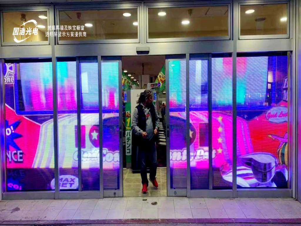 led透明屏案例視頻：日本東京游戲廳玻璃透明屏12平方